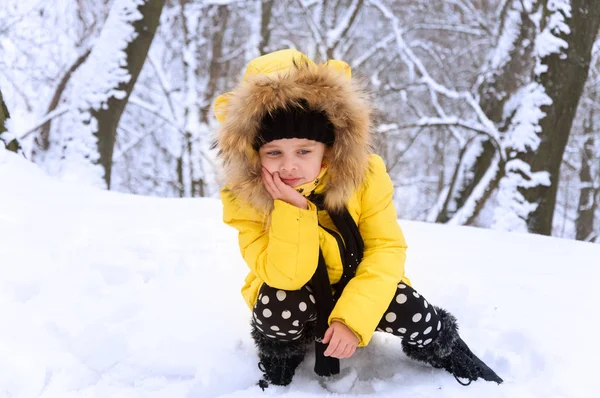 Menina brincando na neve no inverno . — Fotografia de Stock