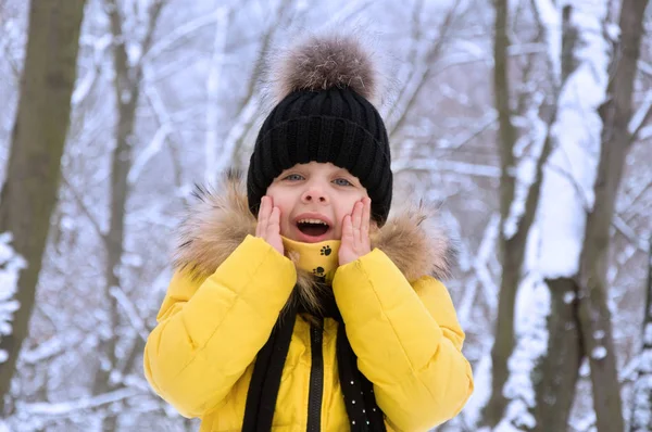 Petite fille jouant dans la neige en hiver . — Photo