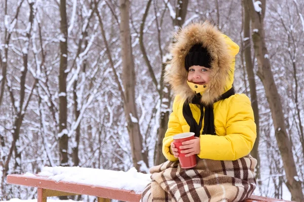 熱いお茶を飲む路上冬の少女. — ストック写真