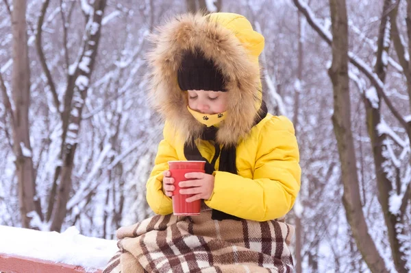 Menina no inverno na rua bebendo chá quente . — Fotografia de Stock