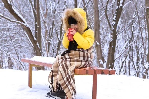 뜨거운 차를 마시는 거리에 겨울에 어린 소녀 — 스톡 사진