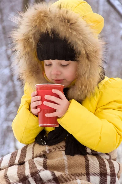 Menina no inverno na rua bebendo chá quente . — Fotografia de Stock