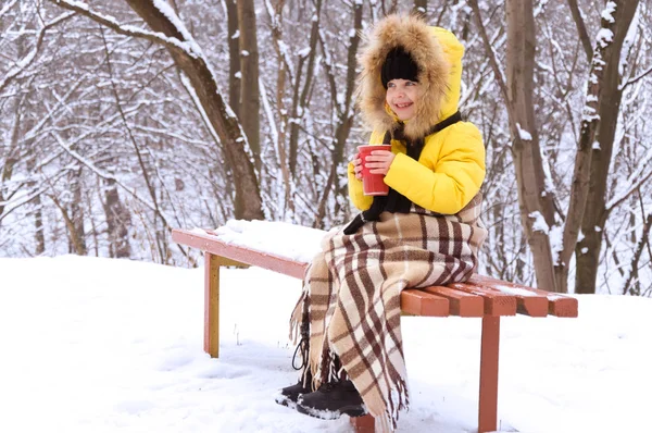 Petite fille en hiver dans la rue boire du thé chaud — Photo