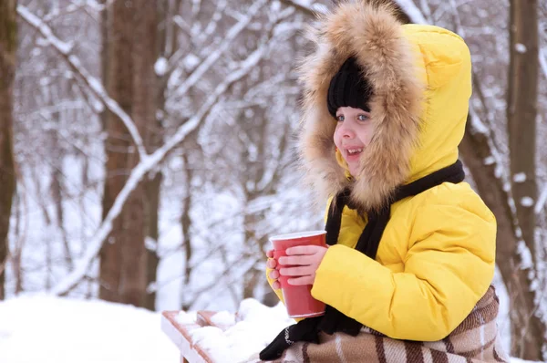 뜨거운 차를 마시는 거리에 겨울에 어린 소녀. — 스톡 사진