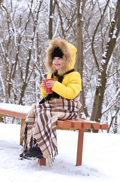 Petite fille en hiver dans la rue boire du thé chaud . — Photo