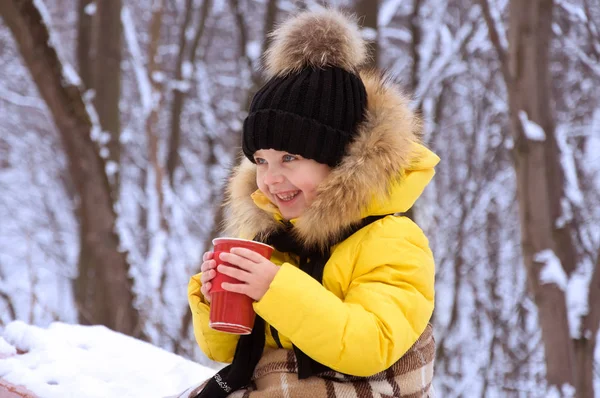 熱いお茶を飲む路上冬の少女. — ストック写真