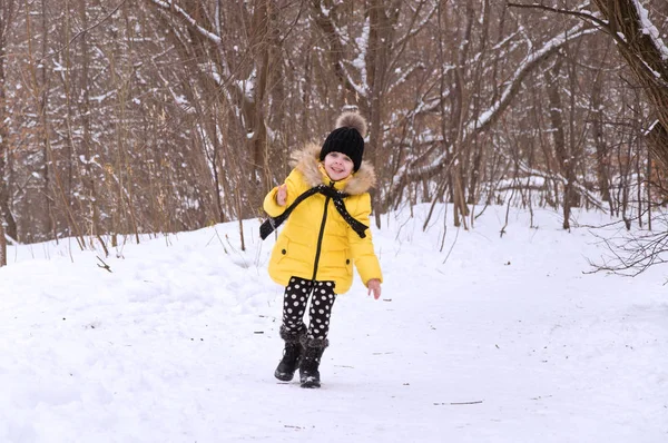 Menina brincando na neve no inverno . — Fotografia de Stock