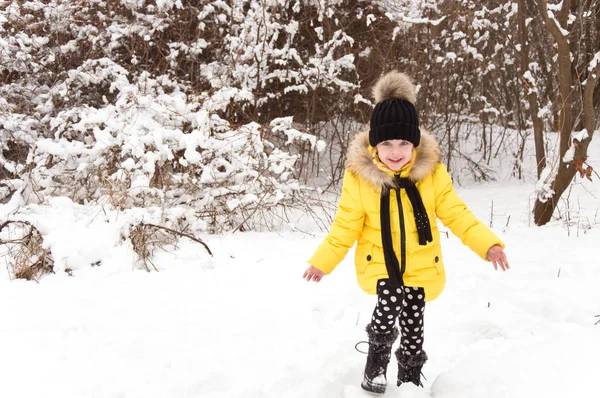 Menina brincando na neve no inverno . — Fotografia de Stock