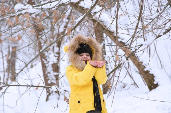 Petite fille jouant dans la neige en hiver . — Photo