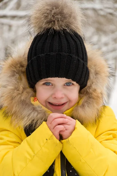 Κοριτσάκι παίζει στο χιόνι το χειμώνα. — Φωτογραφία Αρχείου