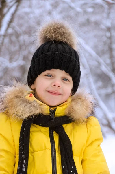 Kleines Mädchen spielt im Winter im Schnee. — Stockfoto