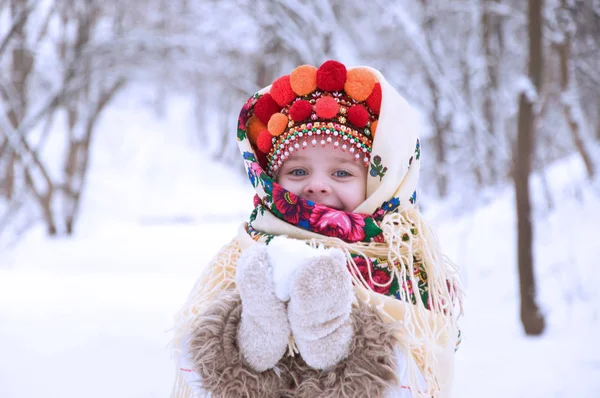 Kleines Mädchen im Winterwald in der ukrainischen Nationalkleidung — Stockfoto