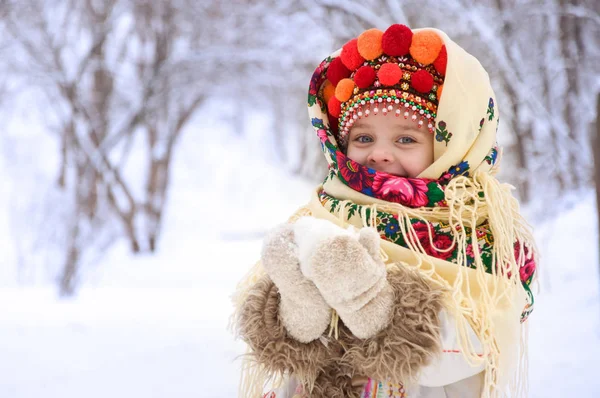 Kleines Mädchen im Winterwald in der ukrainischen Nationalkleidung — Stockfoto