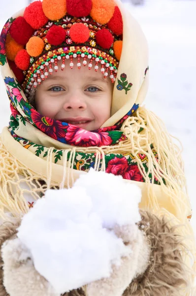 겨울 숲에서 어린 소녀 우크라이나어 국가 c에 입고 — 스톡 사진