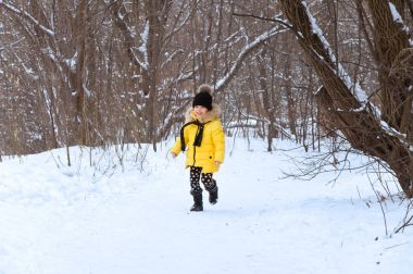 Kışın karda oynarken küçük kız.