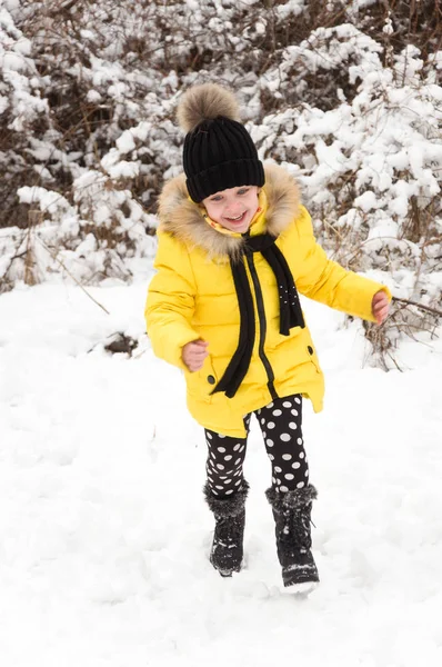 Menina brincando na neve no inverno . — Fotografia de Stock