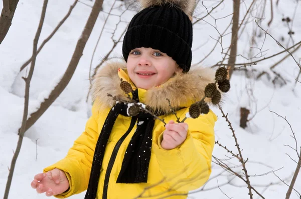 Malá holčička hraje ve sněhu v zimě. — Stock fotografie