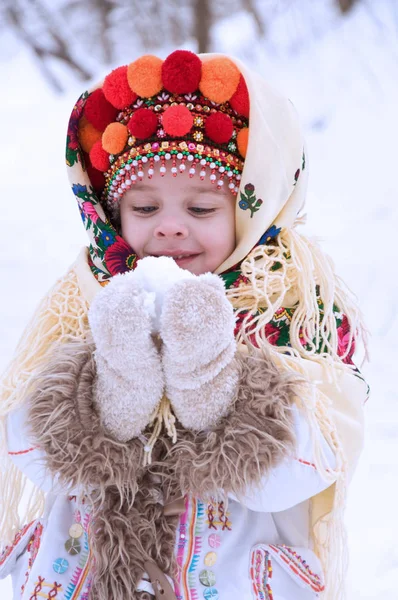 Μικρό κορίτσι στο δάσος του χειμώνα ντυμένος με την ουκρανική εθνική c — Φωτογραφία Αρχείου