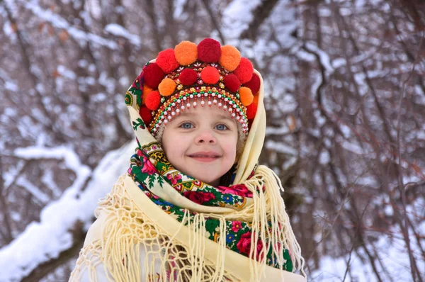 Маленькая девочка в зимнем лесу одета в украинский национальный с — стоковое фото