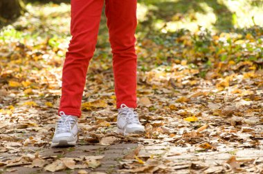 Çocuk boyunca yolda yürüyor. 