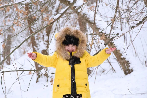 Κοριτσάκι παίζει στο χιόνι το χειμώνα. — Φωτογραφία Αρχείου