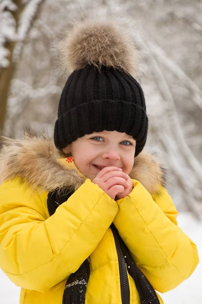 Little girl playing in the snow in the winter. — Stock Photo, Image