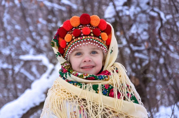 Kleines Mädchen im Winterwald in der ukrainischen Nationalkleidung — Stockfoto