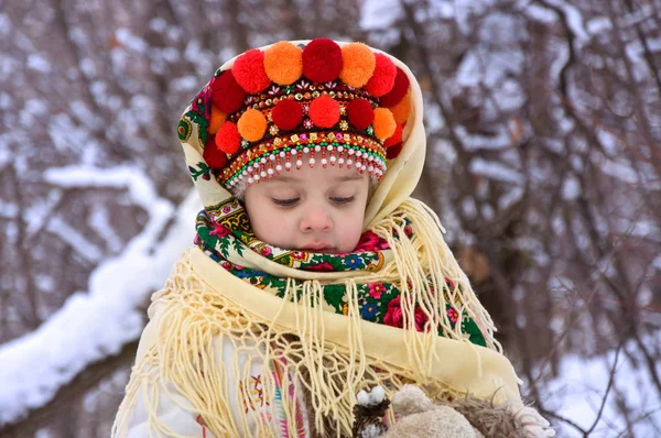 Kış ormandaki küçük kız Ukrayna Ulusal C'de giyinmiş — Stok fotoğraf