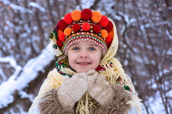 Kleines Mädchen im Winterwald in der ukrainischen Nationalkleidung — Stockfoto