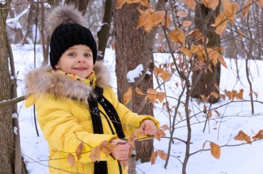 Kışın karda oynarken küçük kız.