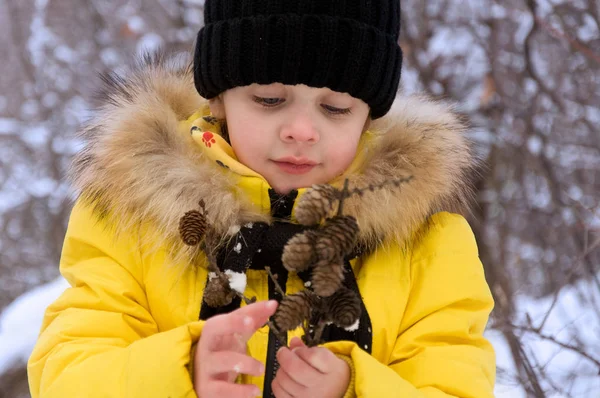 Menina brincando na neve no inverno . — Fotografia de Stock