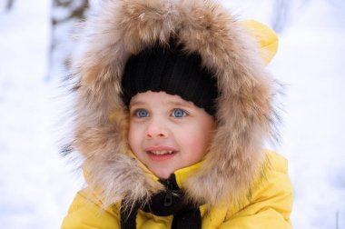 Kışın karda oynarken küçük kız.