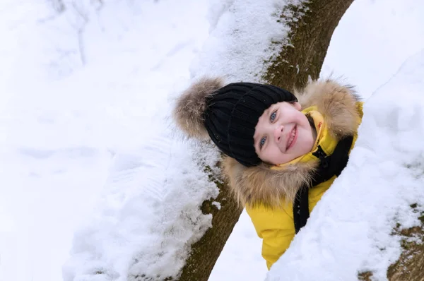 Little girl playing in the snow in the winter. — Stock Photo, Image