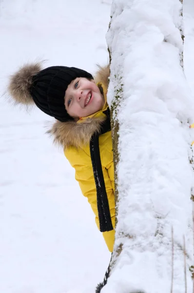 小さな女の子が冬の雪の中で遊んで. — ストック写真