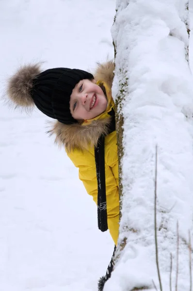 Little girl playing in the snow in the winter. — Stock Photo, Image