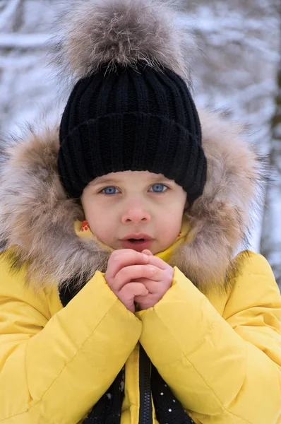 Kleines Mädchen spielt im Winter im Schnee. — Stockfoto