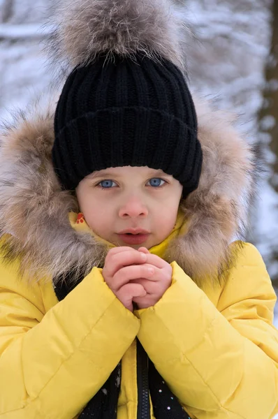 Kleines Mädchen spielt im Winter im Schnee. — Stockfoto