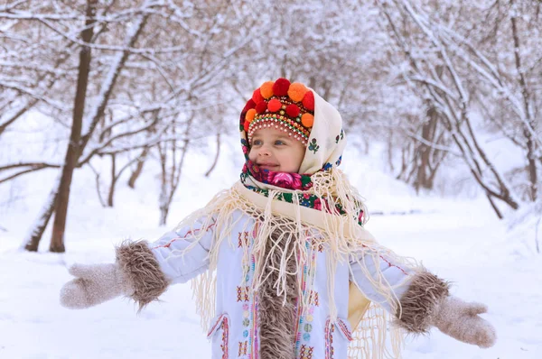 겨울 숲에서 어린 소녀 우크라이나어 국가 c에 입고 — 스톡 사진