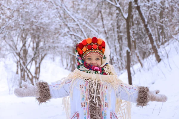 Bambina nella foresta invernale vestita in ucraino nazionale c — Foto Stock