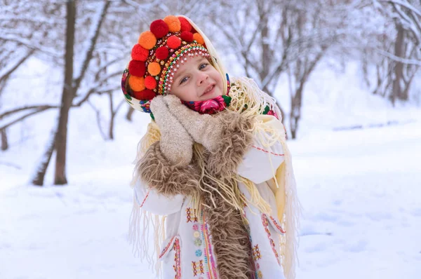 Μικρό κορίτσι στο δάσος του χειμώνα ντυμένος με την ουκρανική εθνική c — Φωτογραφία Αρχείου