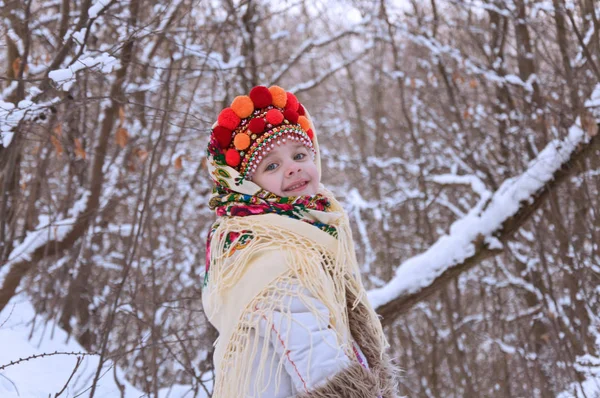 冬の森の少女。ウクライナの国家に身を包んだ — ストック写真