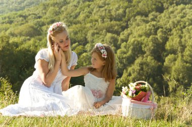 Anne ve kızı doğada bir hafta sonu geçirmek. doğada tatil