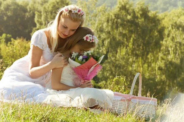 Moeder en dochter doorbrengen een weekend in de natuur. vakantie in de natuur Stockafbeelding