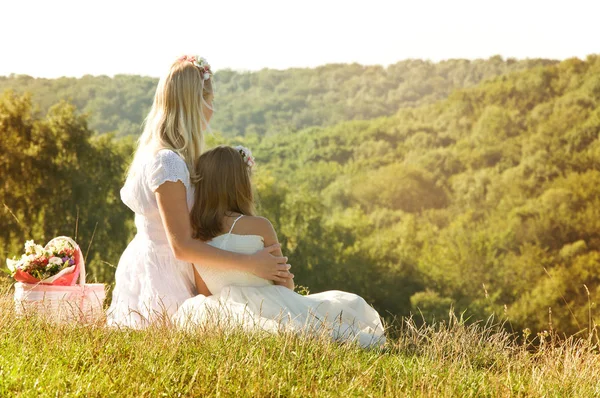 Moeder en dochter doorbrengen een weekend in de natuur. vakantie in de natuur — Stockfoto