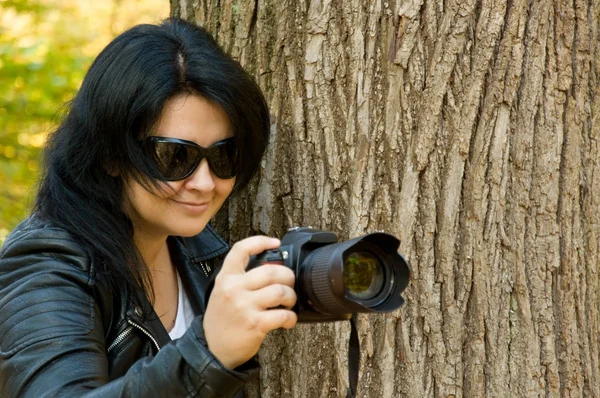 A rapariga está a segurar numa câmara e a tirar uma foto. hobby . — Fotografia de Stock