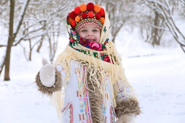 Kış orman, küçük kız. Ukrayna Ulusal giyinmiş — Stok fotoğraf