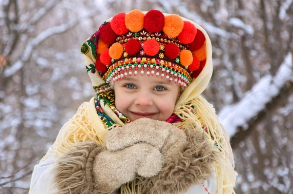Маленькая девочка в зимнем лесу. одетый в украинскую национальную одежду — стоковое фото