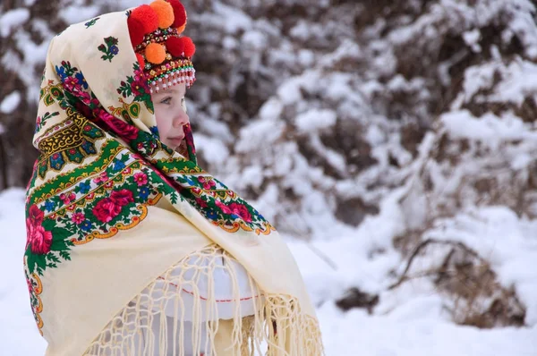 Malá holčička v zimním lese. oblečený v ukrajinské národní — Stock fotografie