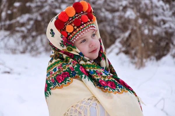 Kleines Mädchen im Winterwald. gekleidet in die ukrainische Nationalflagge — Stockfoto