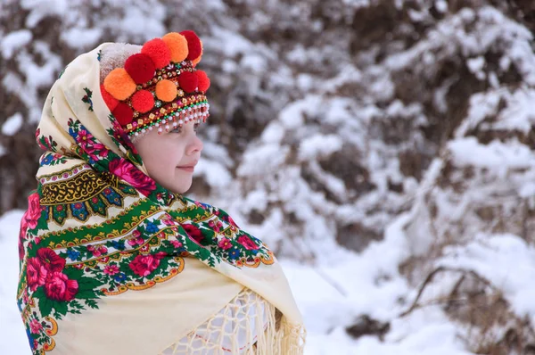 Liten flicka i vinter skog. klädd i ukrainska nationella Royaltyfria Stockfoton